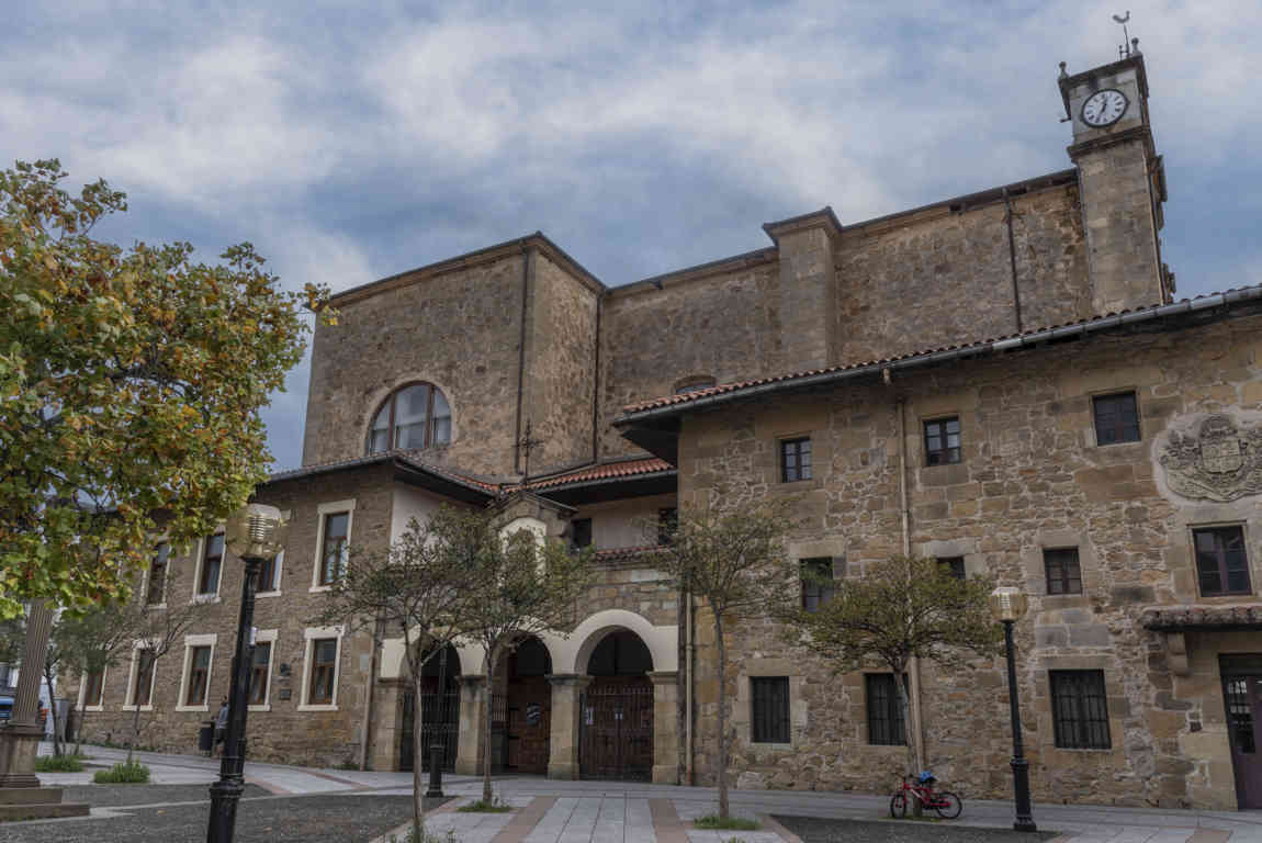 Guipúzcoa - Zumaia 07 - parroquia de San Pedro Apóstol.jpg